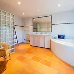 Mansion With Swimming Pool בית נופש *