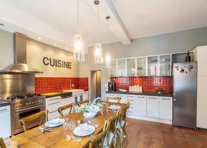 Дом отдыха Mansion With Swimming Pool Buzet-sur-Tarn