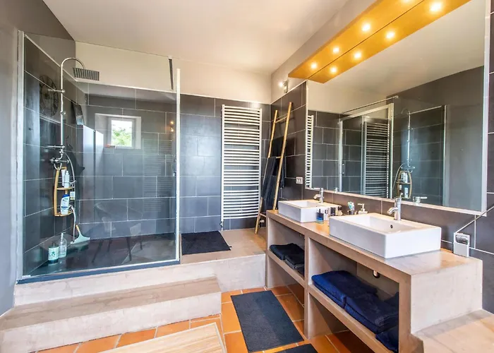 Mansion With Swimming Pool Дом отдыха