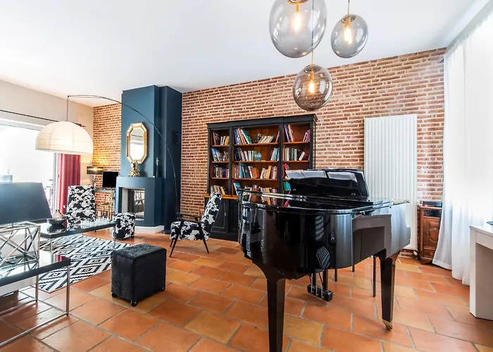 Дом отдыха Mansion With Swimming Pool Buzet-sur-Tarn