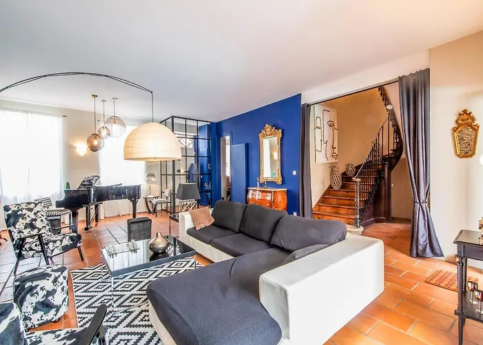 Mansion With Swimming Pool Buzet-sur-Tarn